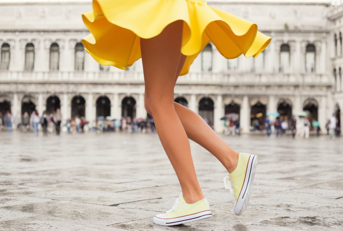 Odkryj nogi na lato! Podpowiadamy, jak nosić szorty i mini sukienki